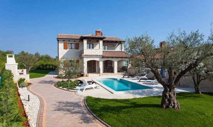Tar-Vabriga Villa | Beautiful villa with pool for 8 near the beach