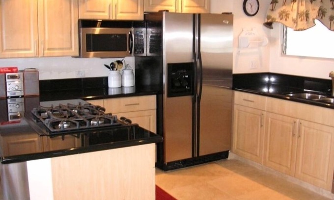 Waikiki Condo | BEAUTIFUL WAIKIKI SHORE 2 BDRM BEACHFRONT CONDO. SPECTACULAR OCEAN/SUNSET VIEWS.