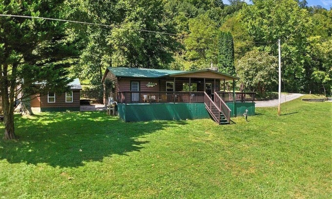 Pearisburg Cabin | Beautiful water front cabin in charming Pearisburg with all amenities.