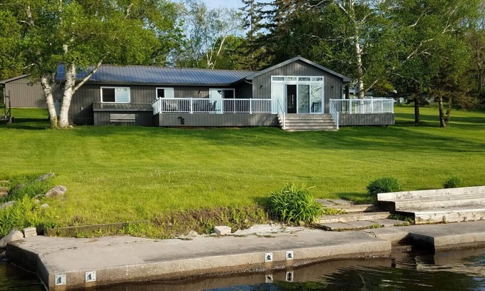 Carrying Place House | Beautiful Waterfront Home on Bay of Quinte.