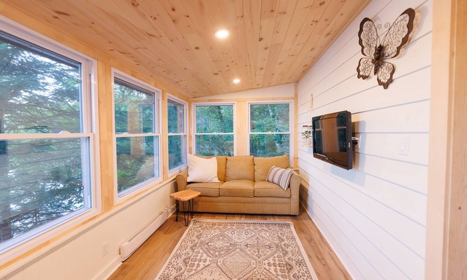 Val-des-Monts Cottage | Beautiful Waterfront cottage full of natural light