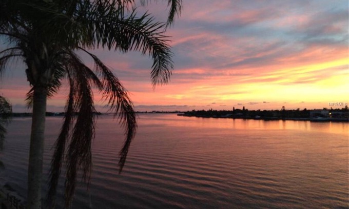 St. Petersburg Condo | BEAUTIFUL WATERFRONT CONDO! 2BR, 2bath on Boca Ciega Bay