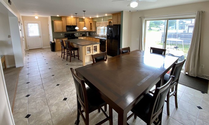 Pulaski House | Beautiful Waterfront 2 Bedroom Townhouse. Less then a mile from state park beach
