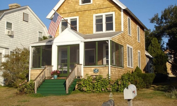 Branford House | Beautiful Waterfront Beach House