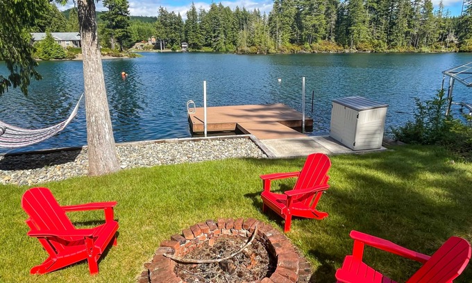 Shelton House | Beautiful waterfront escape with SUPs/kayaks/canoe/paddle boards w/lake access
