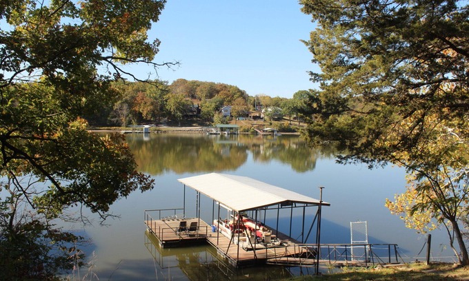 Warsaw House | Beautiful waterfront house in Warsaw with swimming dock and boat slip