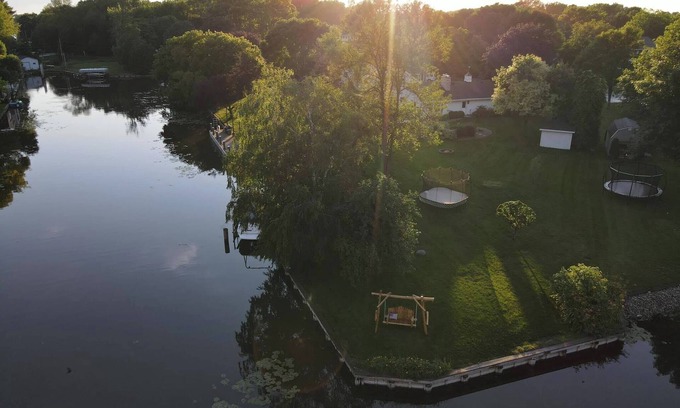 Oshkosh House | Beautiful Waterfront Retreat- Perfect for EAA AirVenture!