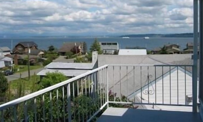 Clinton House | Beautiful Whidbey View House