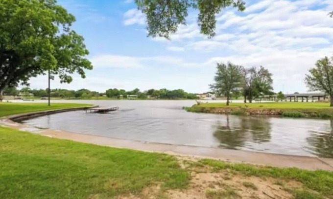 Kingsland House | Beautiful yard with TONS of waterfront!