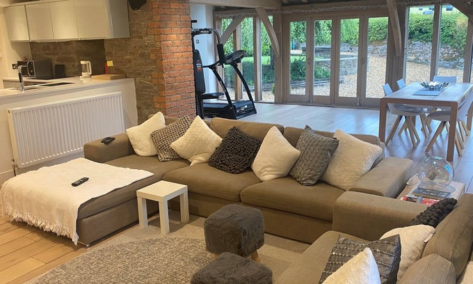 Llanfihangel Tal-y-llyn House | Beautifully appointed property at the foot of the Black Mountains.