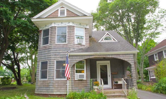 Riverhead House | Beautifully Appointed 'Home Away From Home' in the Leafy Heart of Riverhead