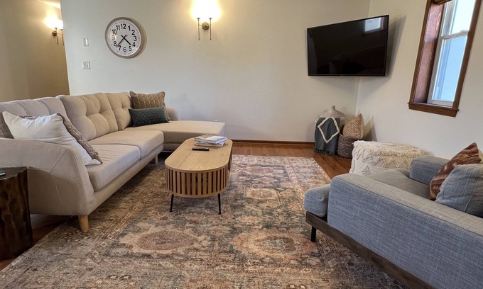 Van Buren House | Beautifully curated and spacious 2 bedroom loft