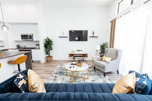 OST - South Union House | Beautifully Decorated, Modern Downtown Houston Home