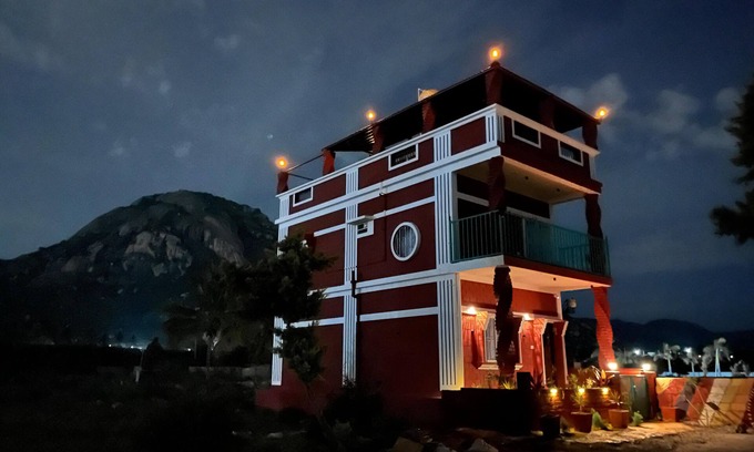 Chikkaballapur Villa | Beautifully designed Earthern home situated at the base of Skandagiri hills.