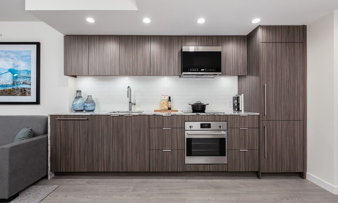 Downtown Vancouver Hotel | Beautifully Furnished, One Bedroom Apartment in Trendy Beach District