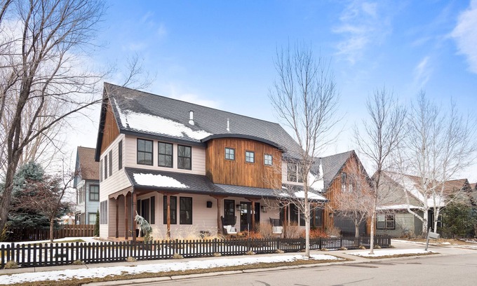 Basalt House | BEAUTIFULLY FURNISHED spacious family retreat in the heart of Willits