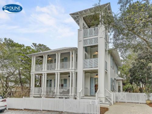 Seaside House | Beautifully remodeled "Taste & Sea" 3BR 3,5BA Steps from Beach Pools Optional Carriage cottage