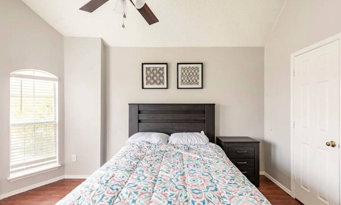 Plano House | Beautifully renovated 4 bedroom home w/fireplace