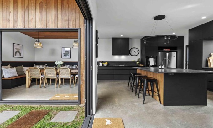 Carrington House | Beautifully Renovated Period Property Walking Distance To Cbd