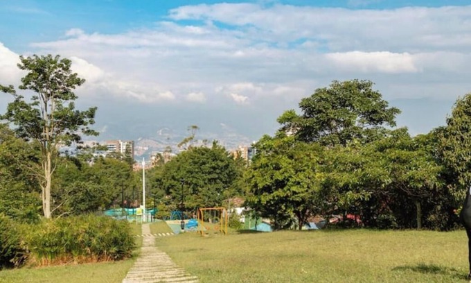 Los Naranjos Apartment | Beautifully Renovated Apartment Close to Park