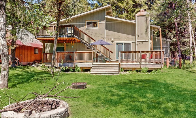 McCall House | Beautifully renovated, golf-course-front home with 2 decks - near SP & downtown
