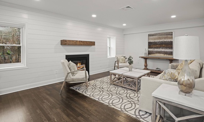 Trumbull House | Beautifully Renovated Fully Furnished House W/ Garage