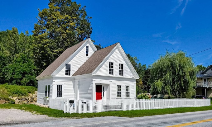 Bridgewater House | Beautifully restored 1800s farmhouse near ski slopes & steps from VAST