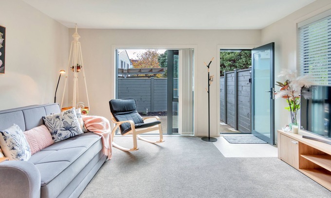 Newton House | Beautifully Styled 2BR w 2 Carparks & Aircon