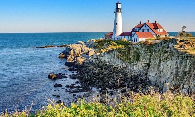 Portland Apartment | Beautifully updated short walk to the beach and 5-7 min to Portland.