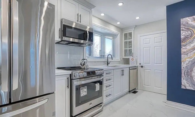 Aldershot House | Beautifully Updated Bungalow nUpper Portion