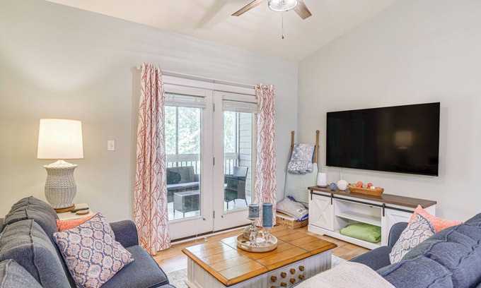 Foley Condo | Beautifully Updated Foley Condo w/Pool Access