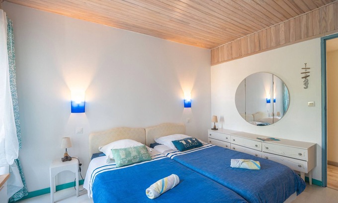 Marennes Bed & Breakfast | Bed and Breakfast 'Océane' with Shared Terrace, Private Garden and Wi-Fi