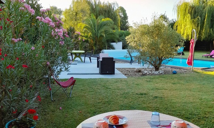 Medis House | BED & BREAKFAST, 5 min from the BEACHES of Royan, garden, kitchen, HEATED SWIMMING POOL!
