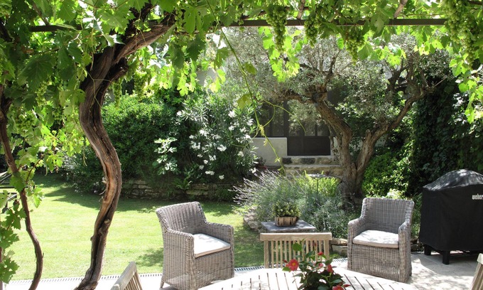 Loriol-du-Comtat House | Bed & Breakfast in a Provencal farmhouse, heated pool, quiet and rest