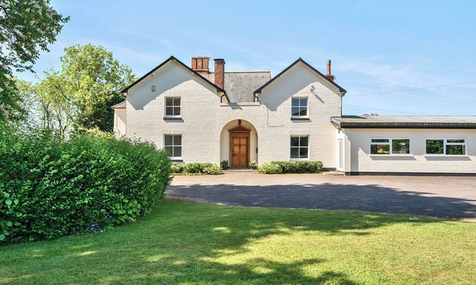 Eye Cottage | BEDINGFIELD HOUSE, NR DEBENHAM, pet friendly, with pool in Debenham