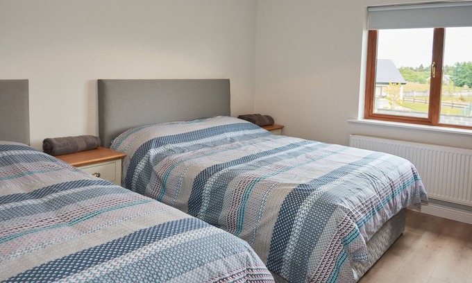 Dromod House | Bedroom 1, triple room with shared bathroom