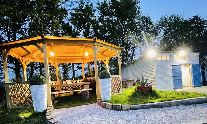 Sallertaine Bed & Breakfast | Bedroom N° 1 (studio) with kitchen and bathroom at LA GLORIETTE DE L'ETANG