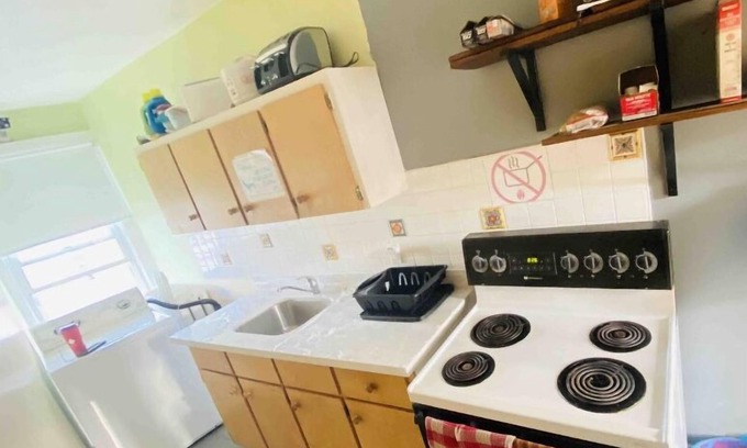 St. Catharines Apartment | Bedroom Near downtown St.Catharines