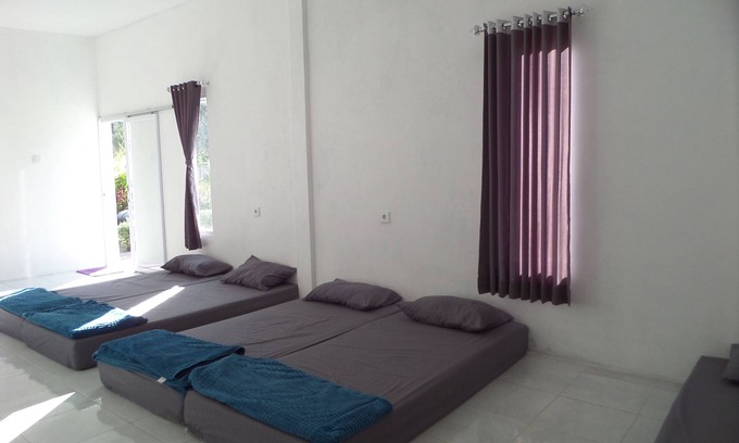 Bangli Bed & Breakfast | Bedroom of 5 pax Gold Kintamani
