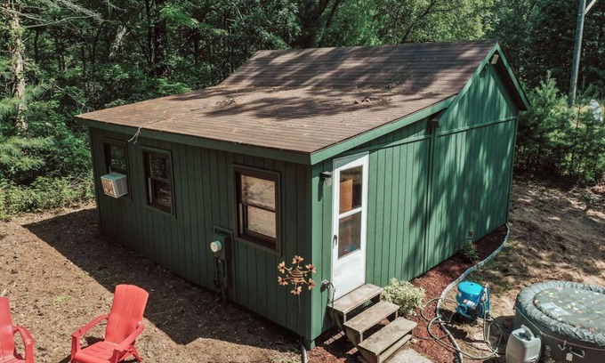 Arkdale Cabin | Bee happy rustic cabin in Arkdale