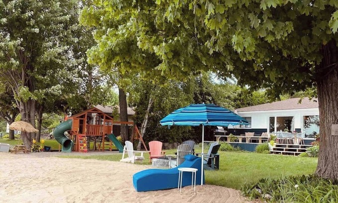 Fenelon Falls Cottage | Bee's Luxury BeachHouse - Hot tub, Sauna, Playground, & Game room