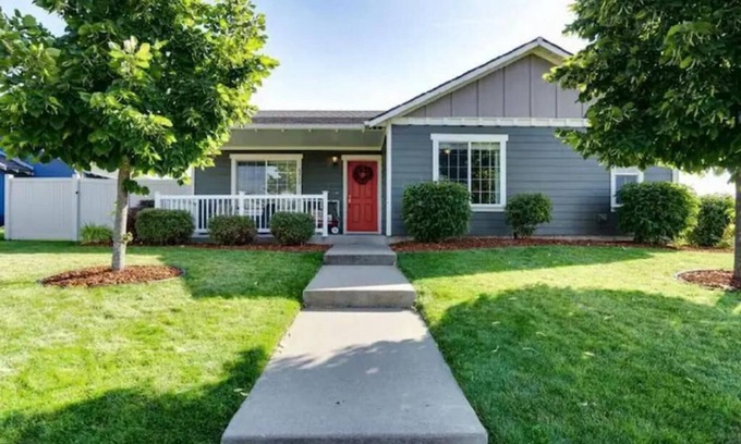 Rathdrum House | BeeCozy Cottage-Near Silverwood & Lakes! 3 bedroom & 2 baths!