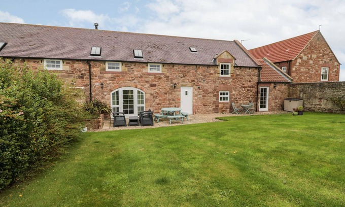 Berwick-upon-Tweed Cottage | BEEHIVE BARN, luxury holiday cottage, with open fire in Beal