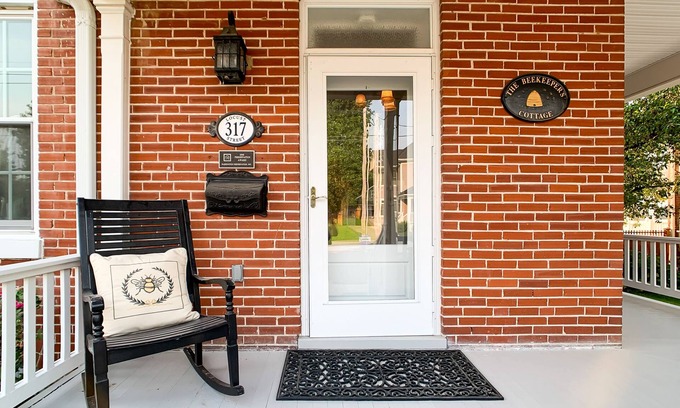 Washington House | Beekeeper's Cottage - Hot Tub, Heated Pool, Dog-friendly, Downtown