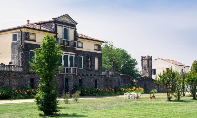 Megliadino San Fidenzio Villa | Begonia studio in Villa Fava