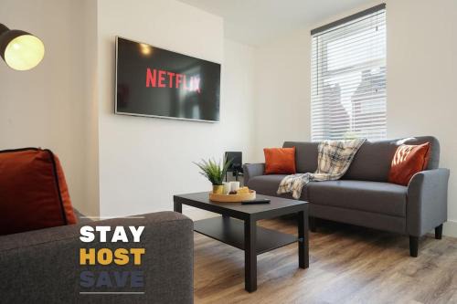 Sheffield House | Beighton - 3 Bed Spacious Home with FREE Parking, Great for Groups & Families - Hosted by Stay Host Save