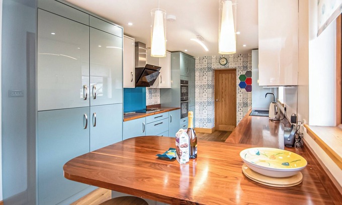 Conon Bridge Cottage | Beinn View House is a five bedroom house set in its own garden grounds.