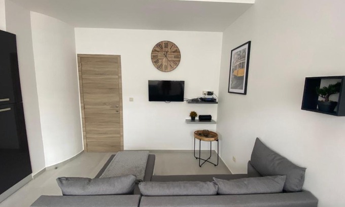 Belhez Apartment | Bel appart calme climatisé parking gratuit privé sur demande 1-C