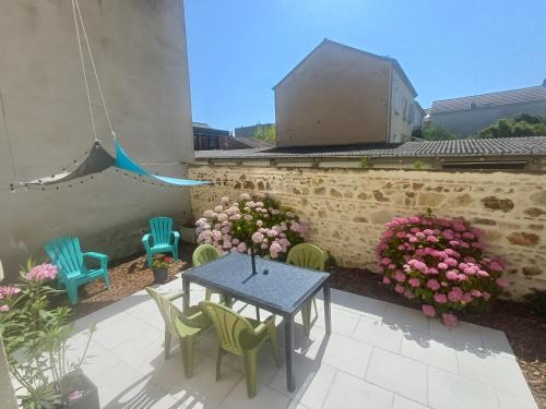 Quartier de France Apartment | Bel appartement tout équipé! Proche des parcs, avec sa cour privative et sa place de parking sécurisée à 450 m du logement