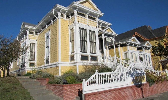 Downtown House | Bell Cottage at Carter House Inns